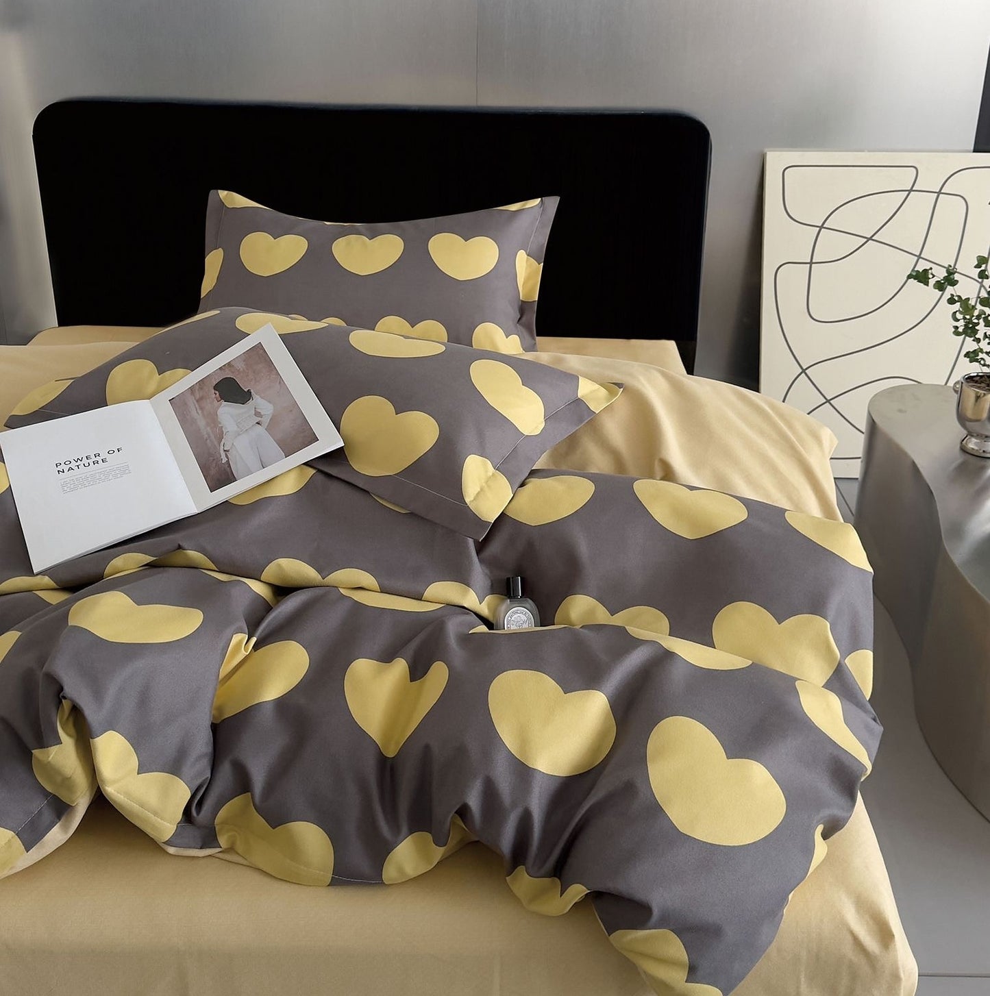 KOMPLET POSTELJINA MAXI- komplet sadrži 1kom navlaka za poplun 200x220+2jastučnice 60x80+2jastučnice 50x50+ 1plahtu ravnu 220x240