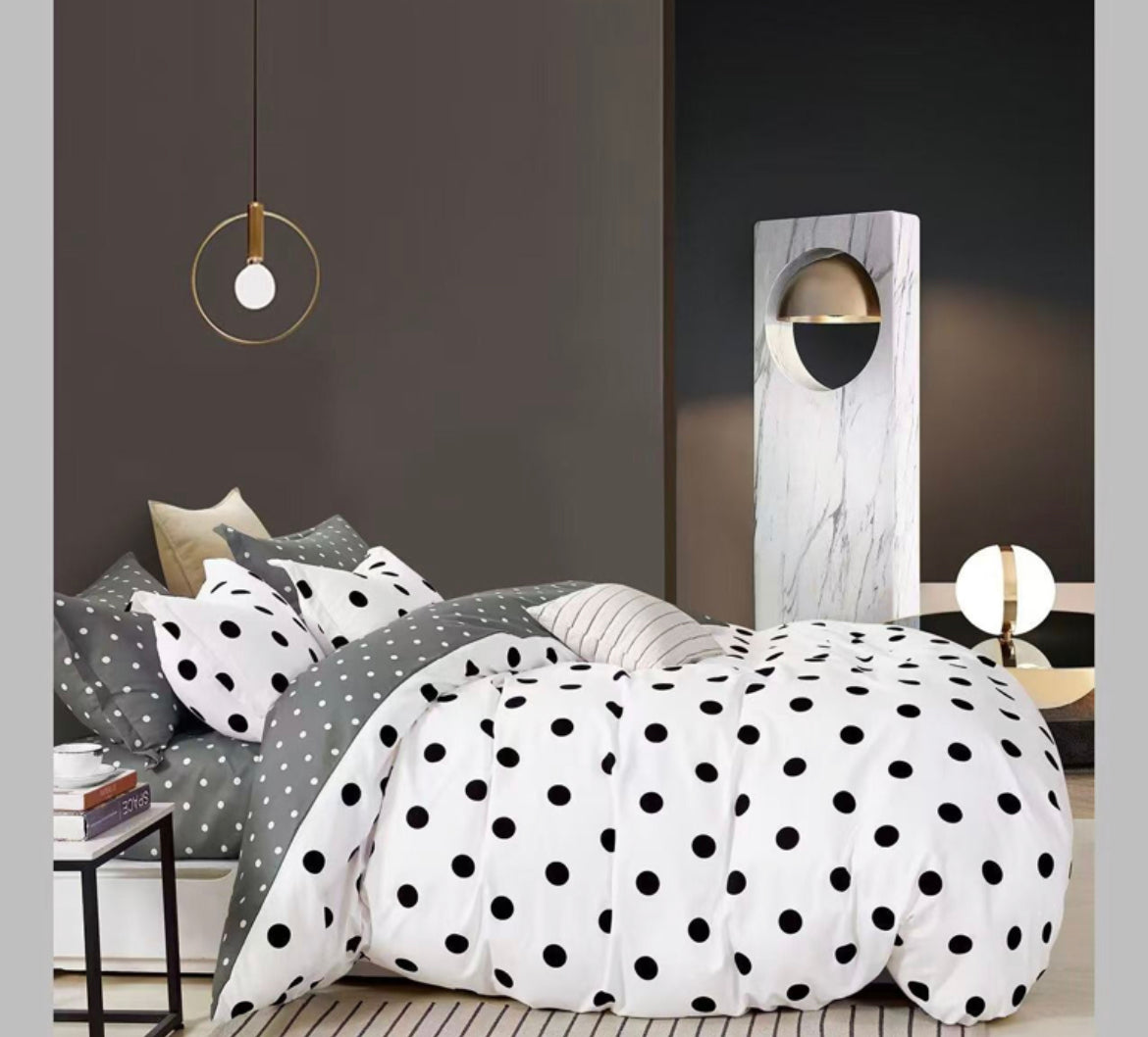 KOMPLET POSTELJINA MAXI- komplet sadrži 1kom  navlaka za poplun 200x220+2jastučnice 60x80+2jastučnice 50x50+ 1plahtu ravnu 220x240