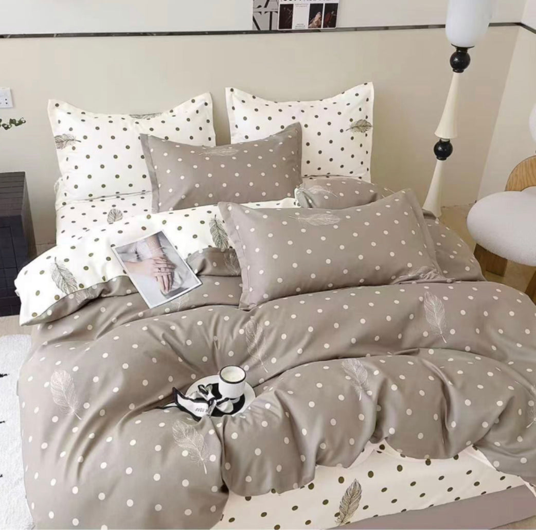 KOMPLET POSTELJINA MAXI- komplet sadrži 1kom  navlaka za poplun 200x220+2jastučnice 60x80+2jastučnice 50x50+ 1plahtu ravnu 220x240