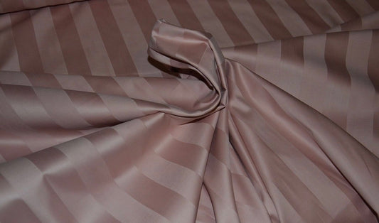 Materijal saten prljavo roza 100%pamuk /uzorak prugica širina tkanine 240cm /prugice su 1cm